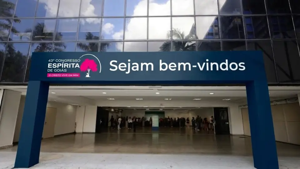 Aplicação visual do 43º Congresso em entrada de evento